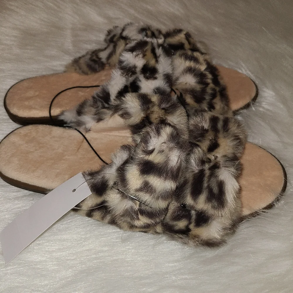 LOFT Faux Fur Buckle Slippers | Small - Picture 5 of 7